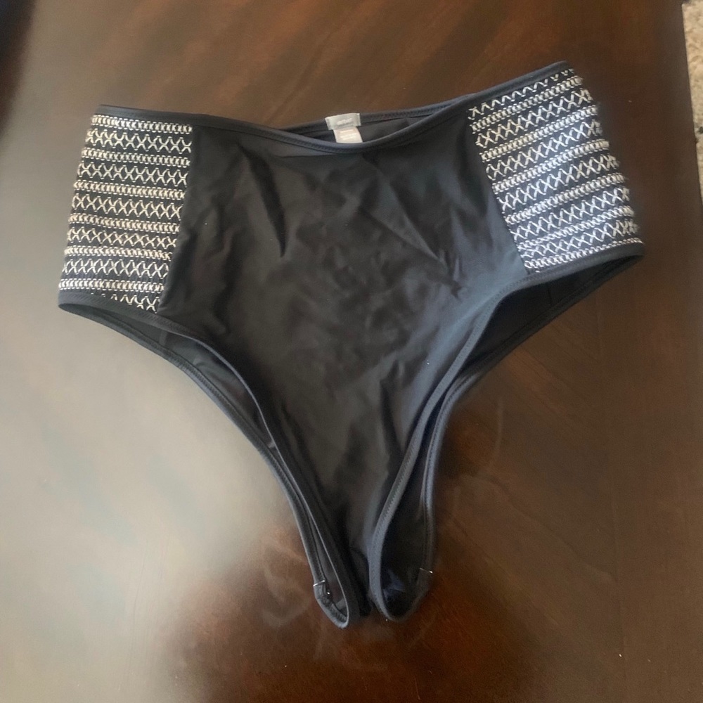 Gray Aerie Swim Bikini Bottom with Crochet Trim 👙